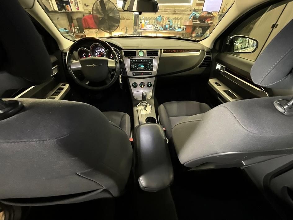 Used 2010 Chrysler Sebring Limited image 3