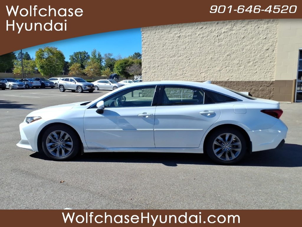 Used 2019 Toyota Avalon XLE w/ Moonroof Package FWD image 2
