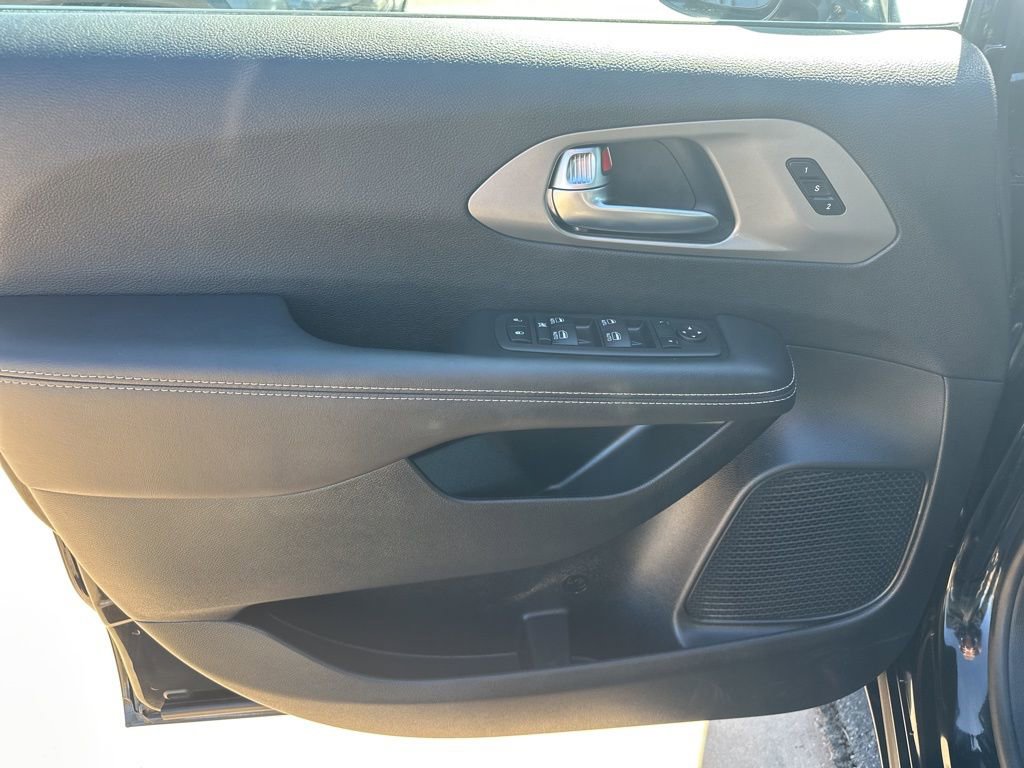 Used 2025 Chrysler Pacifica Select image 17