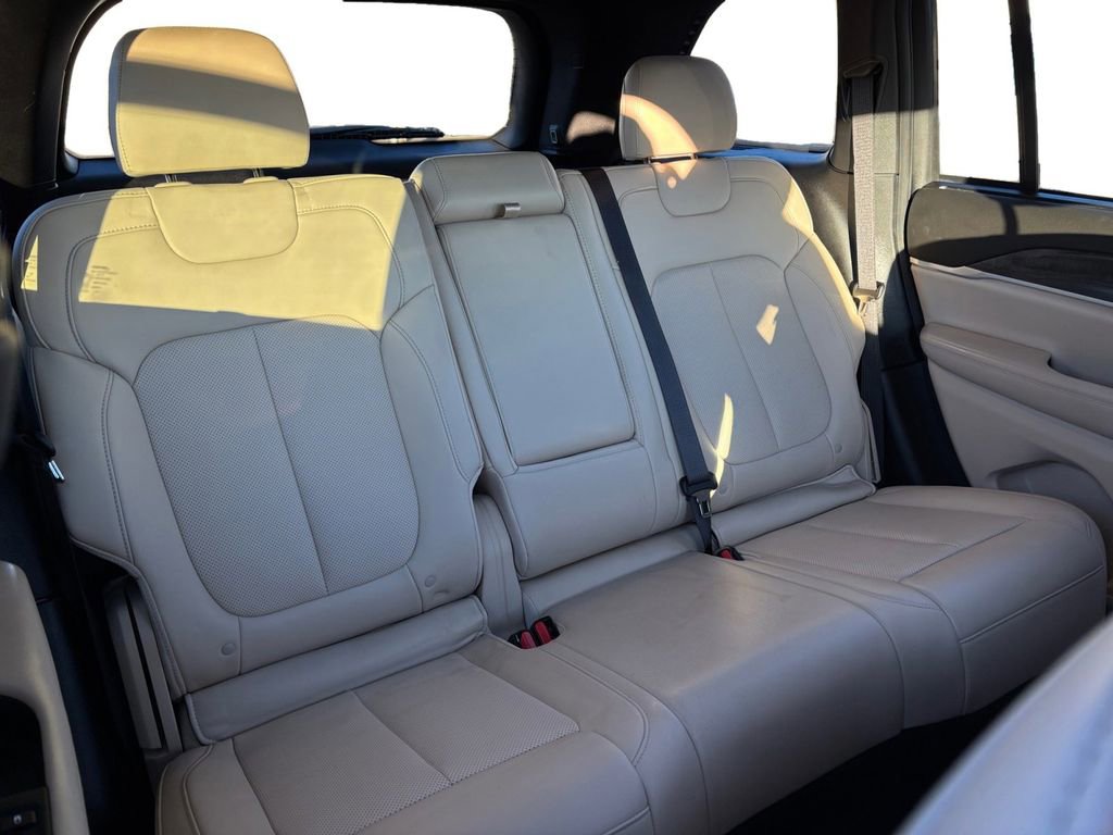 Used 2024 Jeep Grand Cherokee Limited w/ Luxury Tech Group II image 23