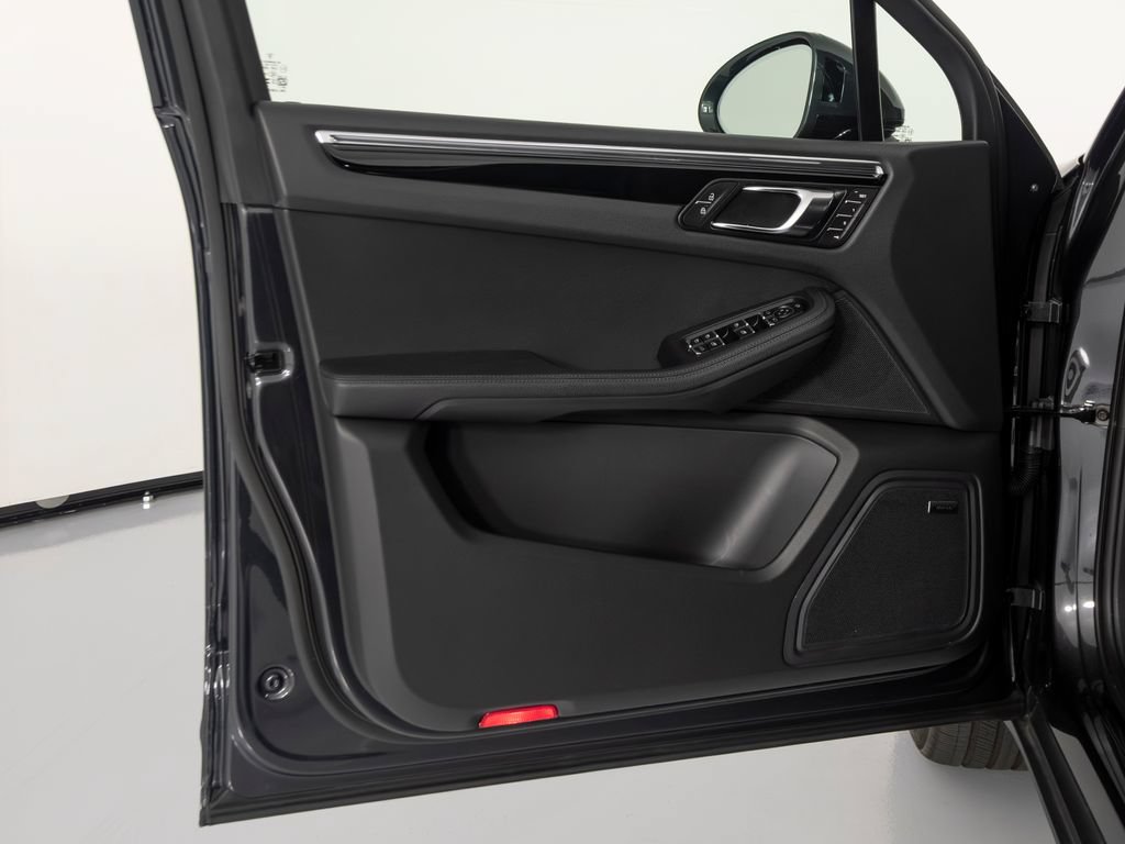 Certified 2026 Porsche Macan AWD/4WD image 19