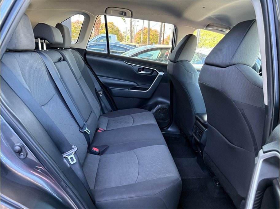Used 2021 Toyota RAV4 XLE AWD/4WD image 17