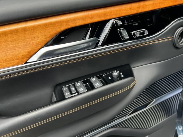 Used 2023 Jeep Grand Wagoneer Series III AWD/4WD image 11