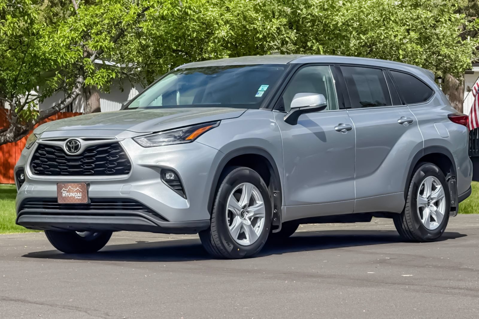 Used 2021 Toyota Highlander LE AWD/4WD image 9