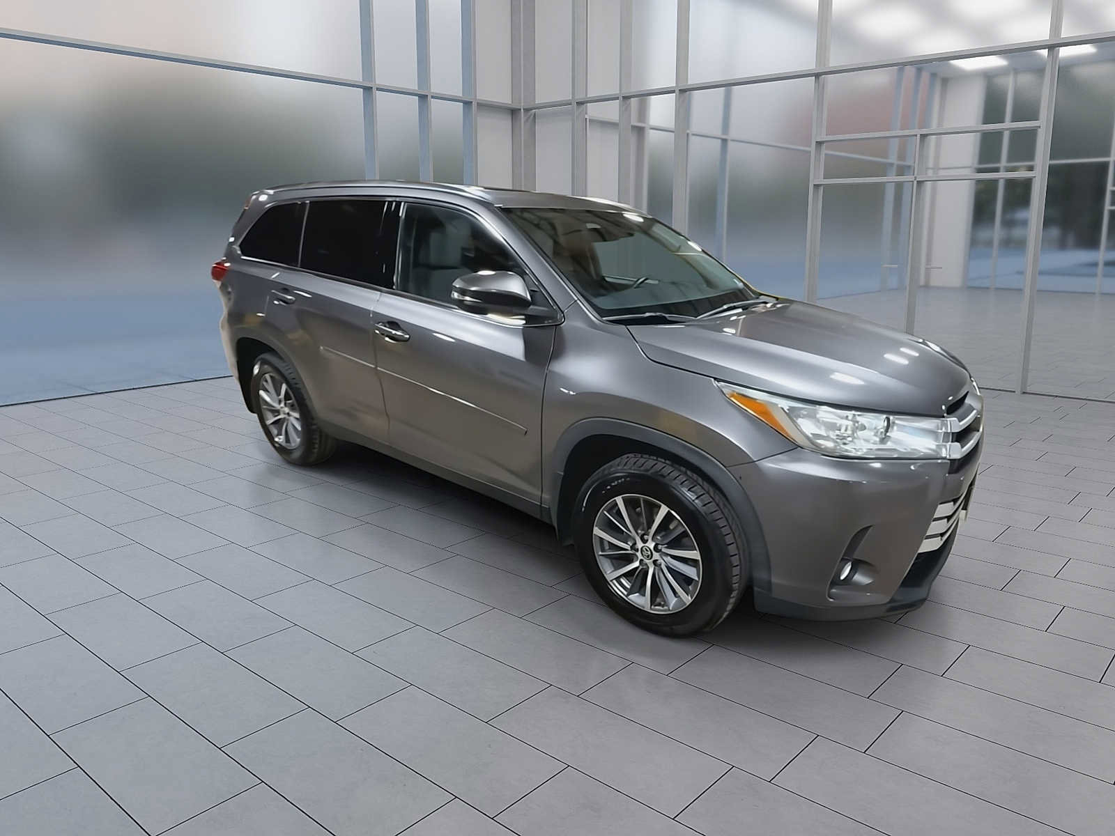 Used 2019 Toyota Highlander XLE AWD/4WD image 2