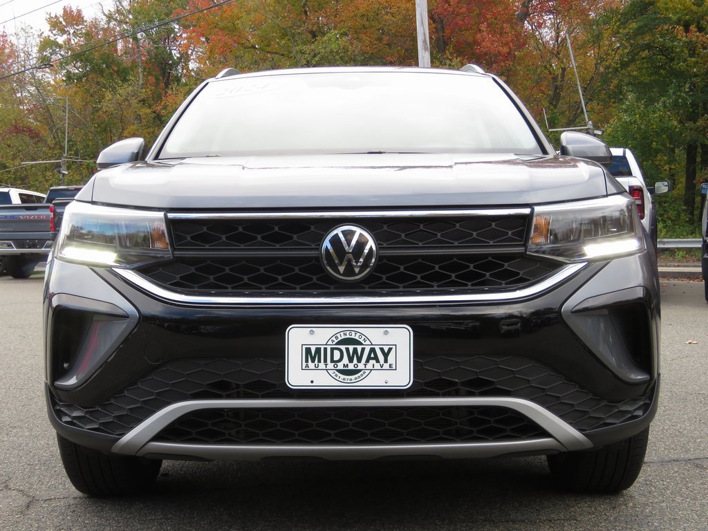 Used 2024 Volkswagen Taos SE w/ Panoramic Sunroof Package image 3