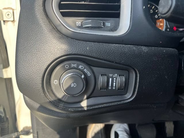 Used 2019 Jeep Renegade Latitude FWD image 22