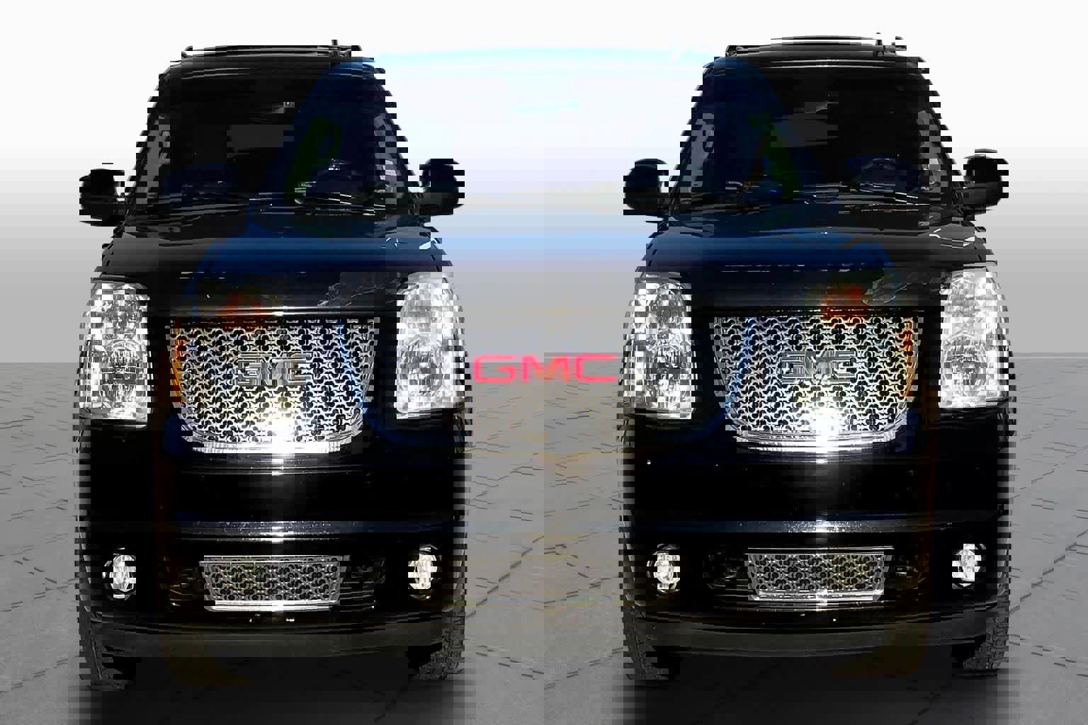 Used 2010 GMC Yukon XL Denali image 3