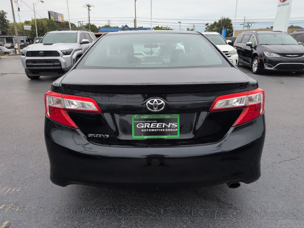 Used 2014 Toyota Camry SE w/ Moonroof Package FWD image 5