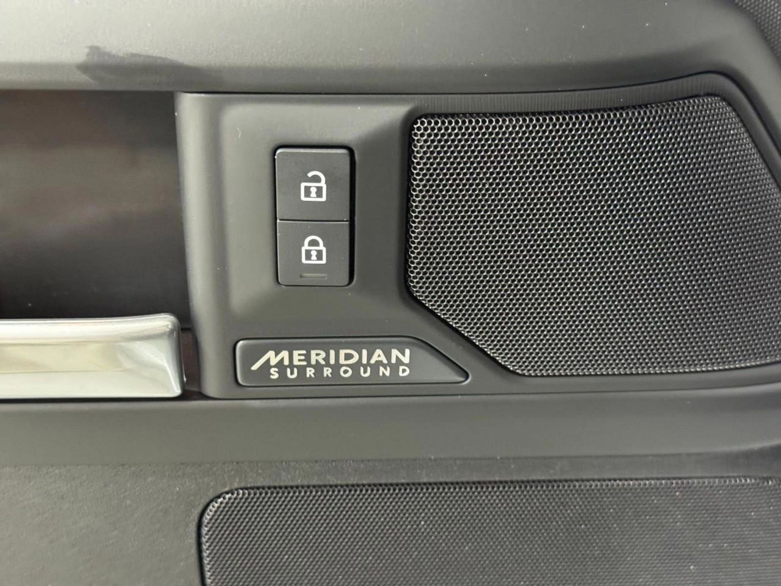 New 2026 Land Rover Defender 130 X-Dynamic SE image 25