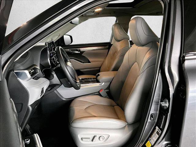 Used 2025 Toyota Highlander Limited AWD/4WD image 27