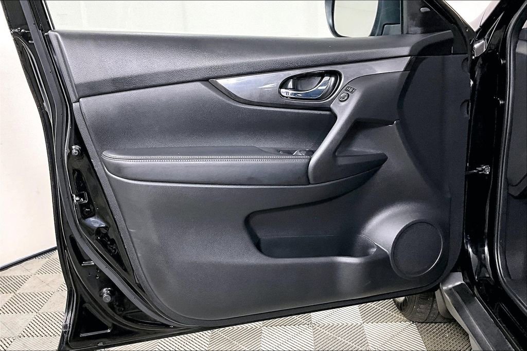 Used 2018 Nissan Rogue S image 23