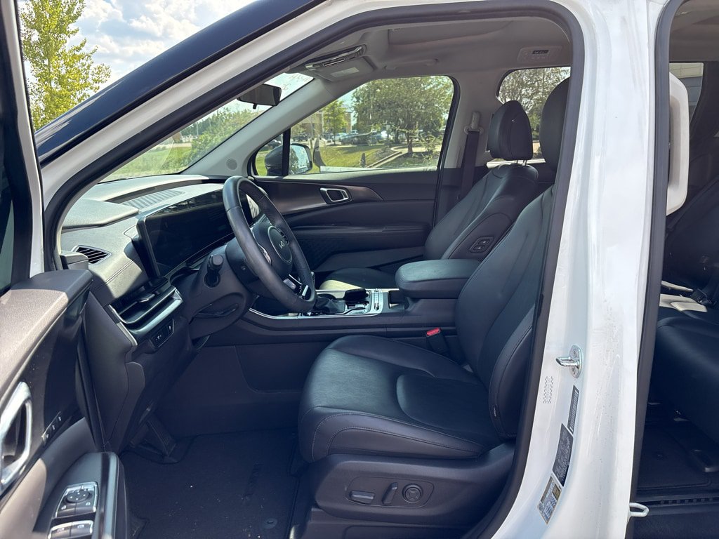 Used 2025 Kia Carnival SX w/ SX Dark Edition Package FWD image 17