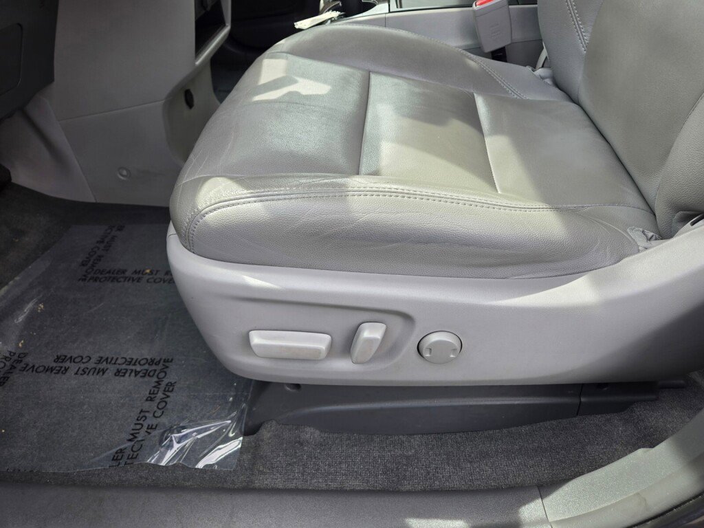 Used 2018 Toyota Sienna XLE w/ XLE Navigation Package image 15