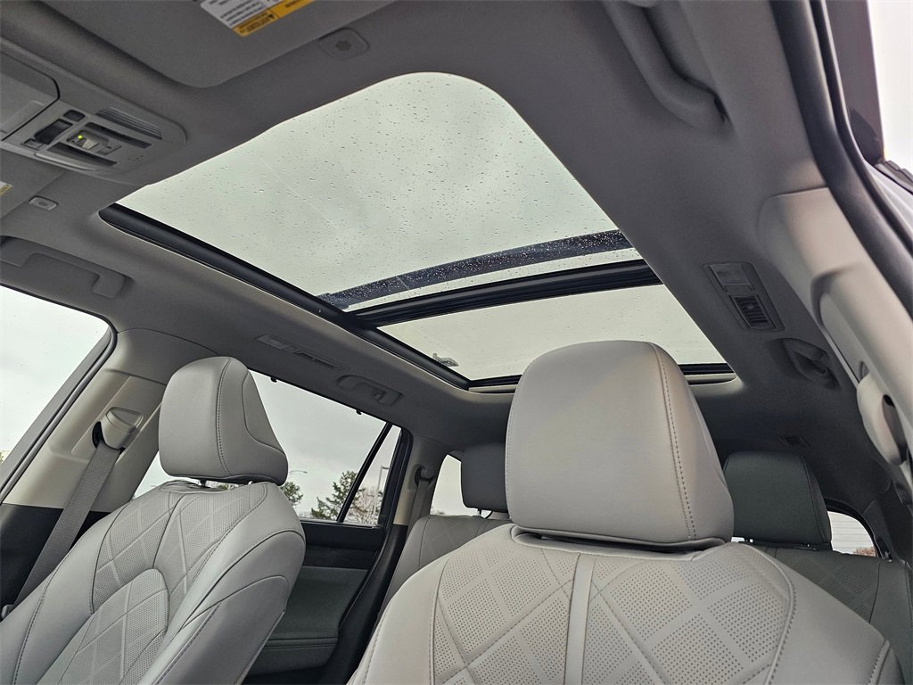 Used 2023 Toyota Highlander Platinum image 28