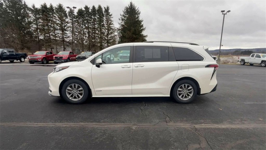 Used 2021 Toyota Sienna XLE image 5