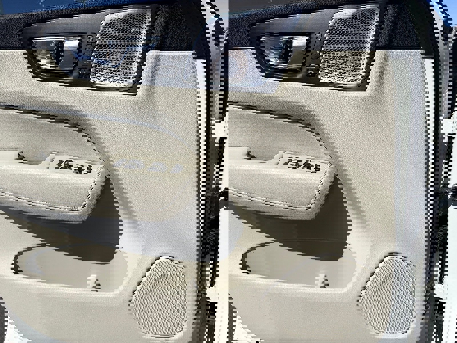 Used 2018 Volvo XC60 T8 Inscription image 23