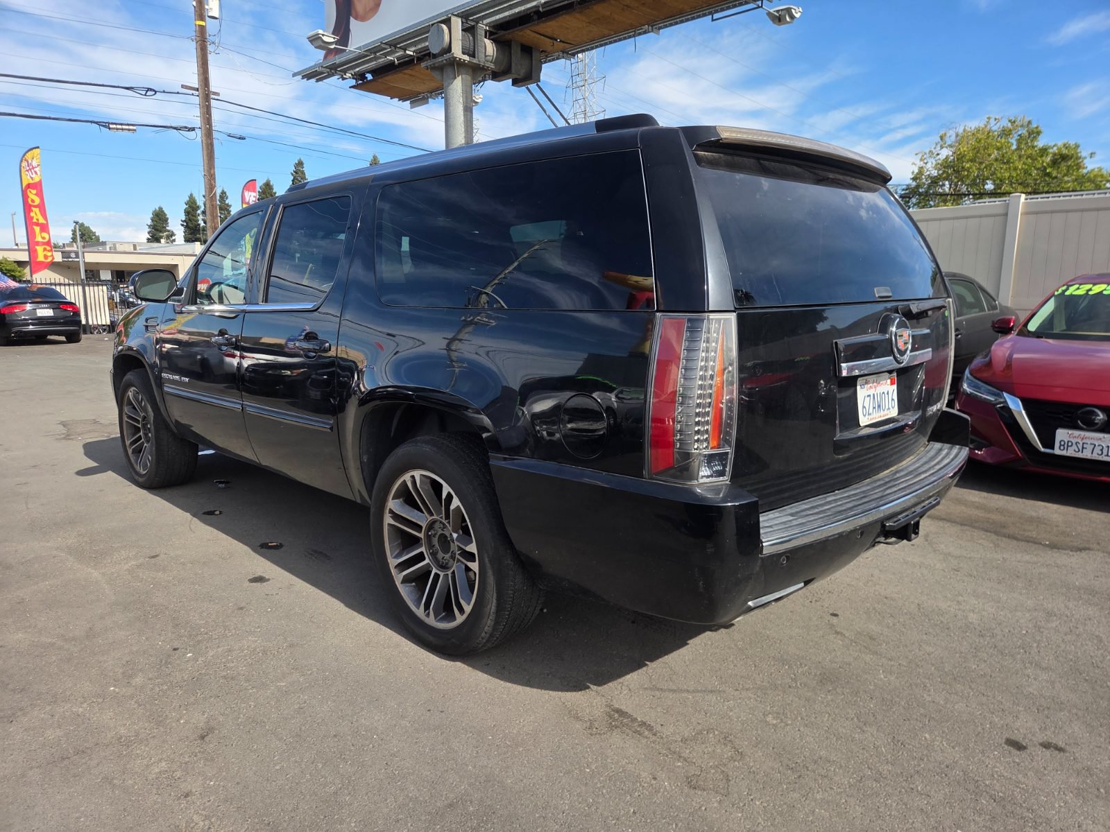 Used 2013 Cadillac Escalade ESV Premium RWD image 2
