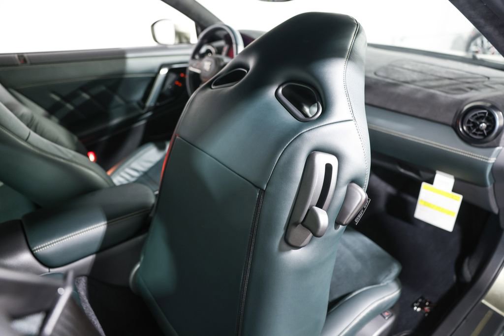 Used 2021 Nissan GT-R Premium image 26