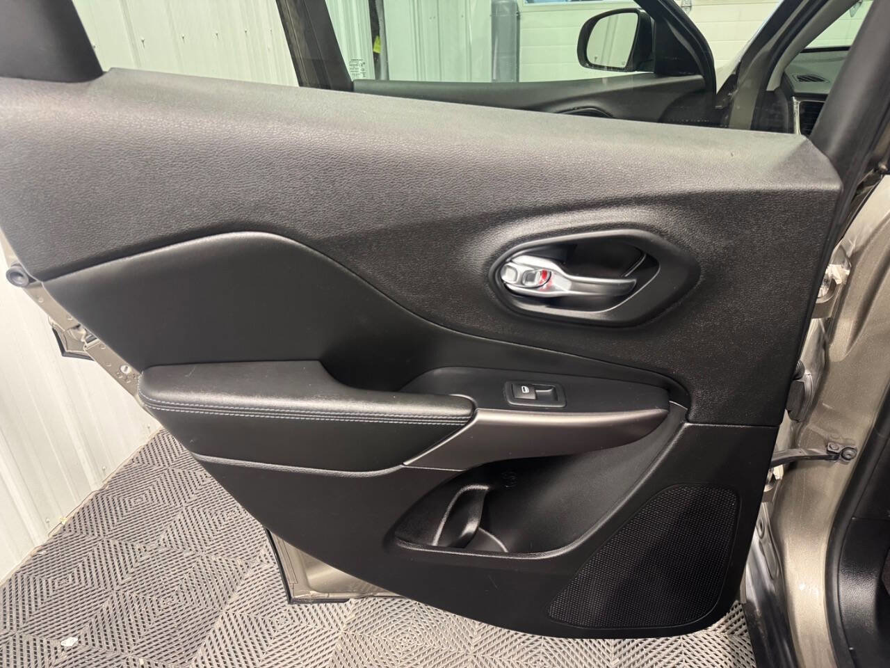 Used 2019 Jeep Cherokee Latitude w/ Cold Weather Group image 11