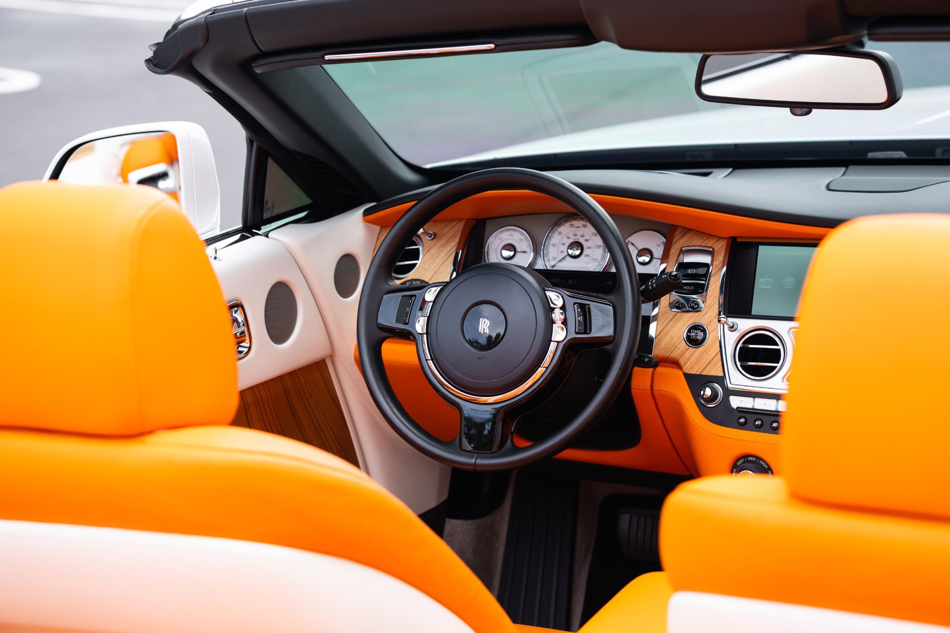 Used 2017 Rolls-Royce Dawn RWD image 6