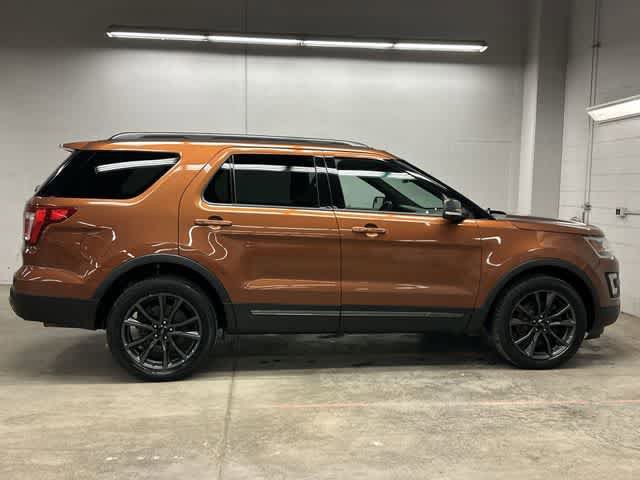 Used 2017 Ford Explorer XLT w/ Equipment Group 202A AWD/4WD image 3