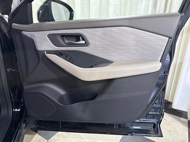 Used 2023 Nissan Rogue SV image 96