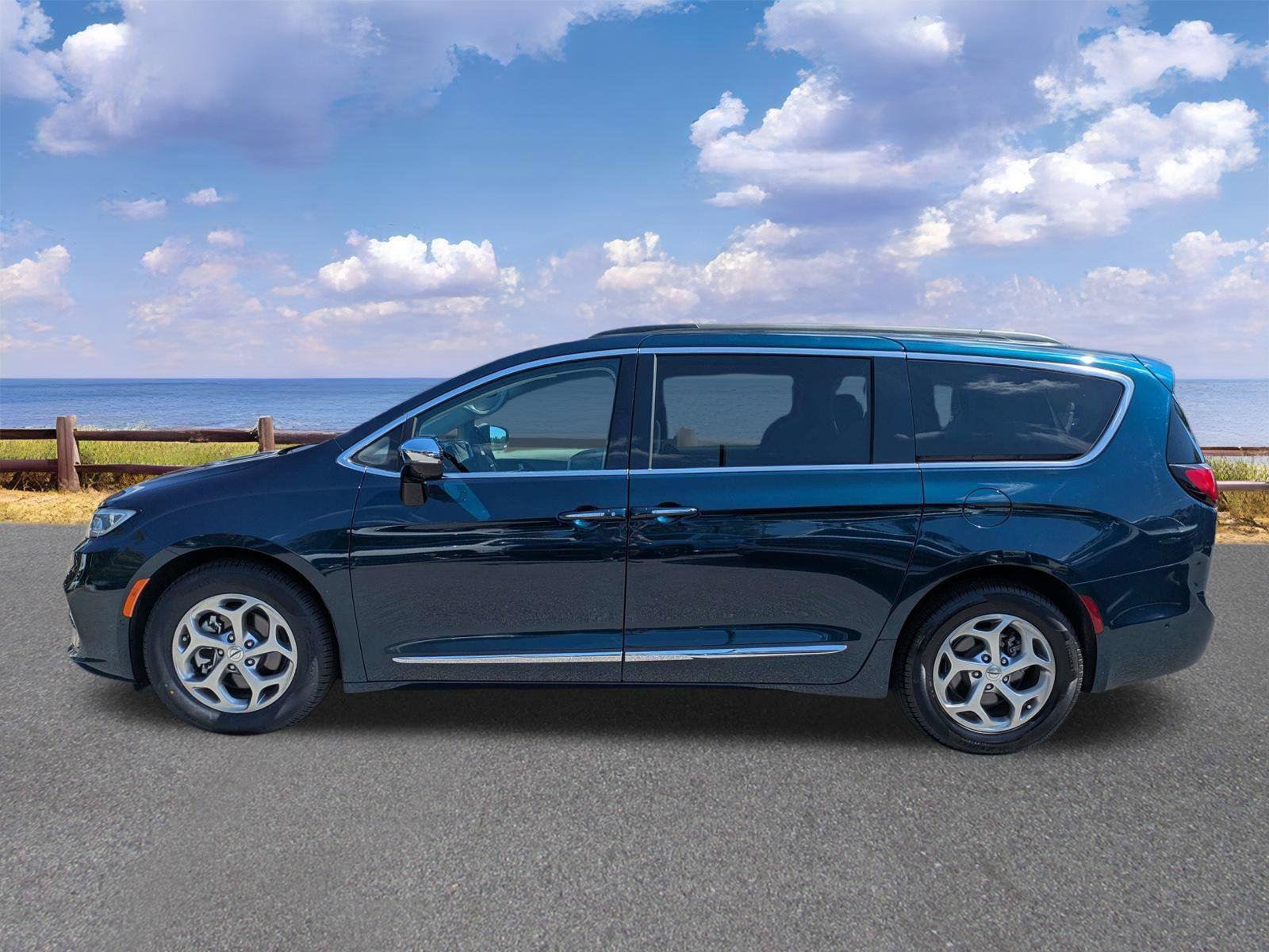 Certified 2023 Chrysler Pacifica Limited FWD image 5
