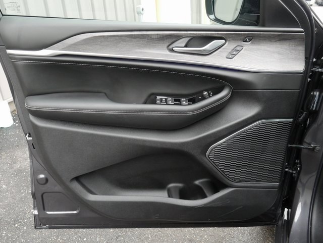 New 2025 Jeep Grand Cherokee Overland w/ Adv Protech Group III image 18