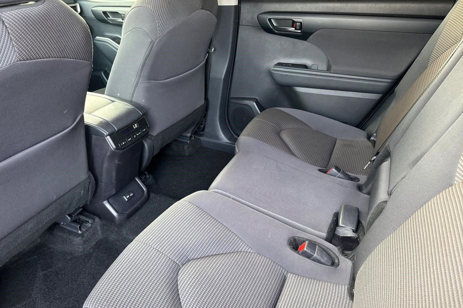Used 2025 Toyota Highlander LE image 28