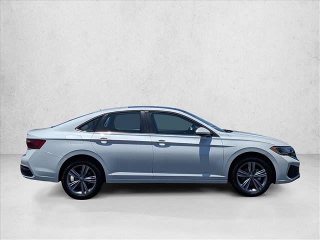 Used 2024 Volkswagen Jetta SE FWD image 4