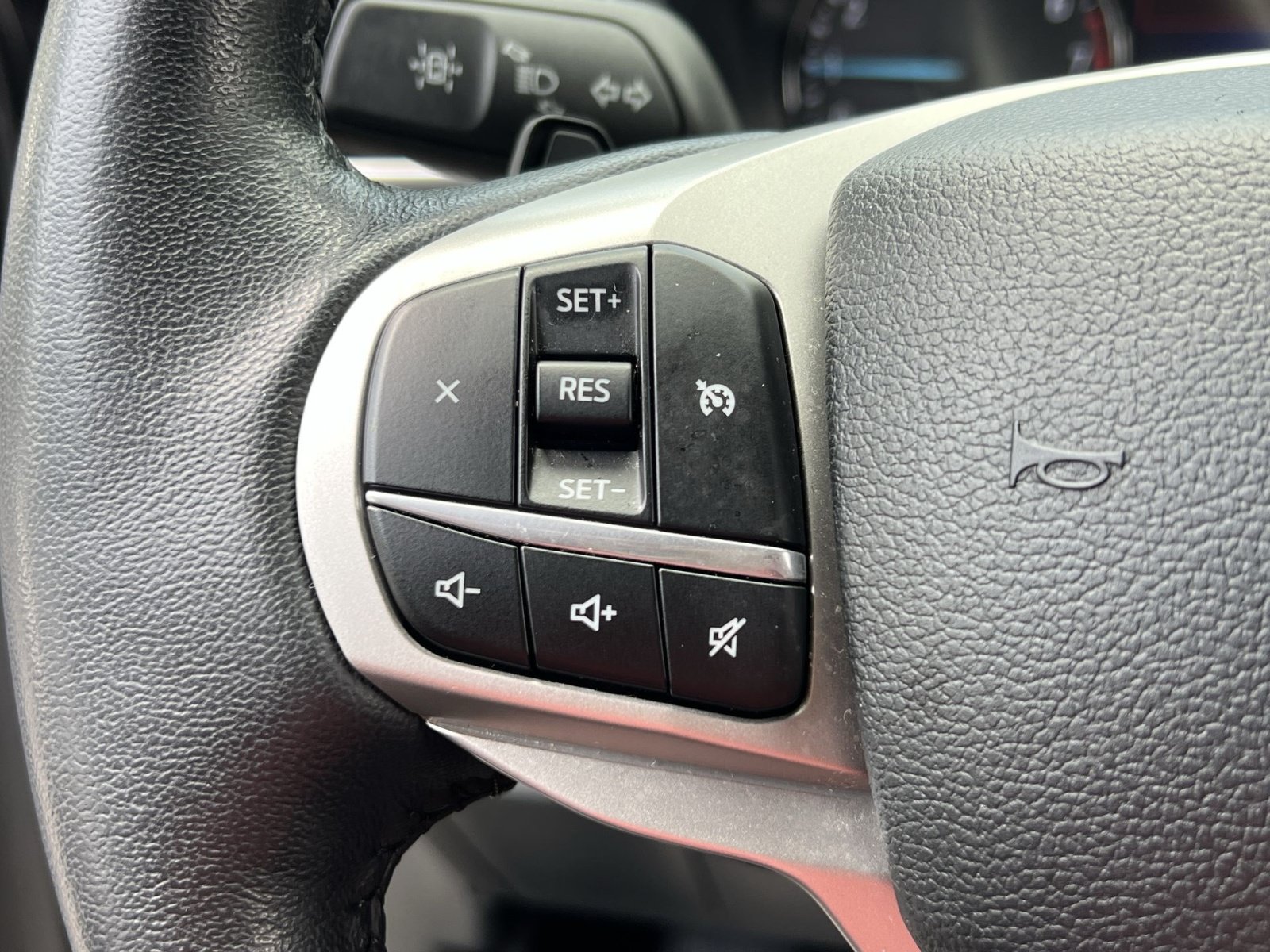 Used 2020 Ford Explorer XLT w/ Equipment Group 202A AWD/4WD image 38