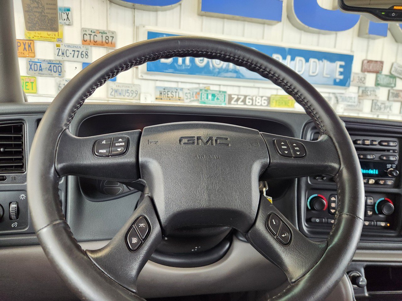 Used 2005 GMC Yukon XL SLT w/ SLT Preferred Equipment Group AWD/4WD image 17