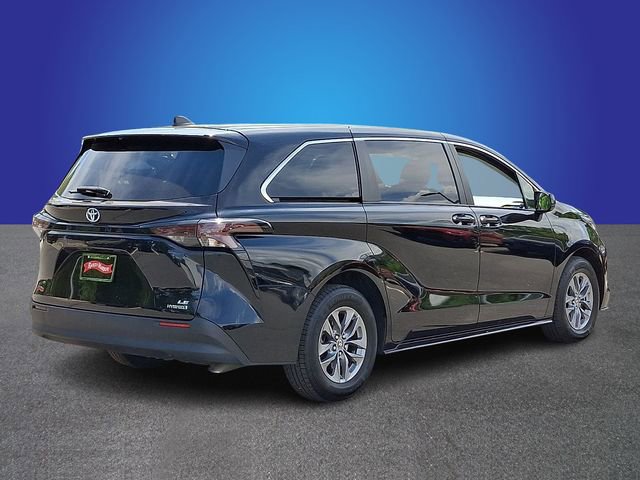 Used 2024 Toyota Sienna LE FWD image 4