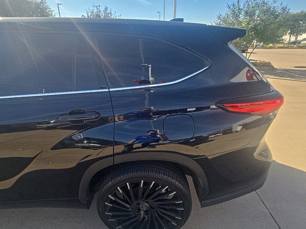 Used 2022 Toyota Highlander L FWD image 9