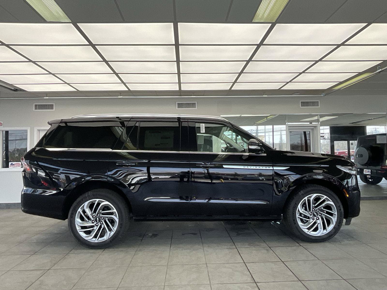 New 2026 Lincoln Navigator Reserve AWD/4WD image 4