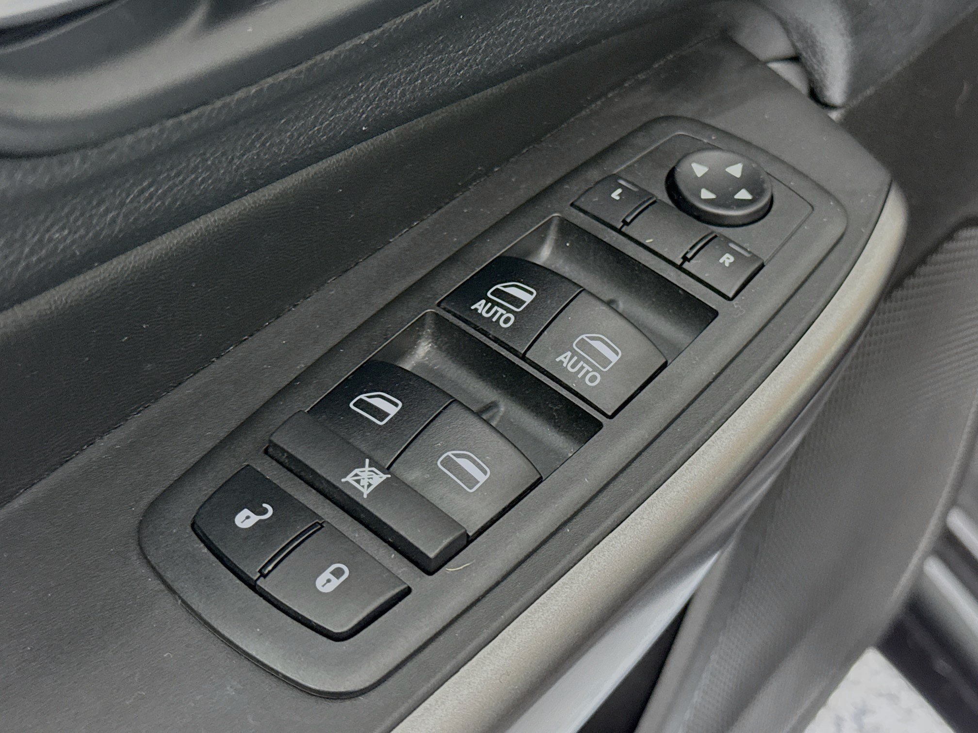 Used 2019 Jeep Cherokee Overland w/ Technology Group AWD/4WD image 18