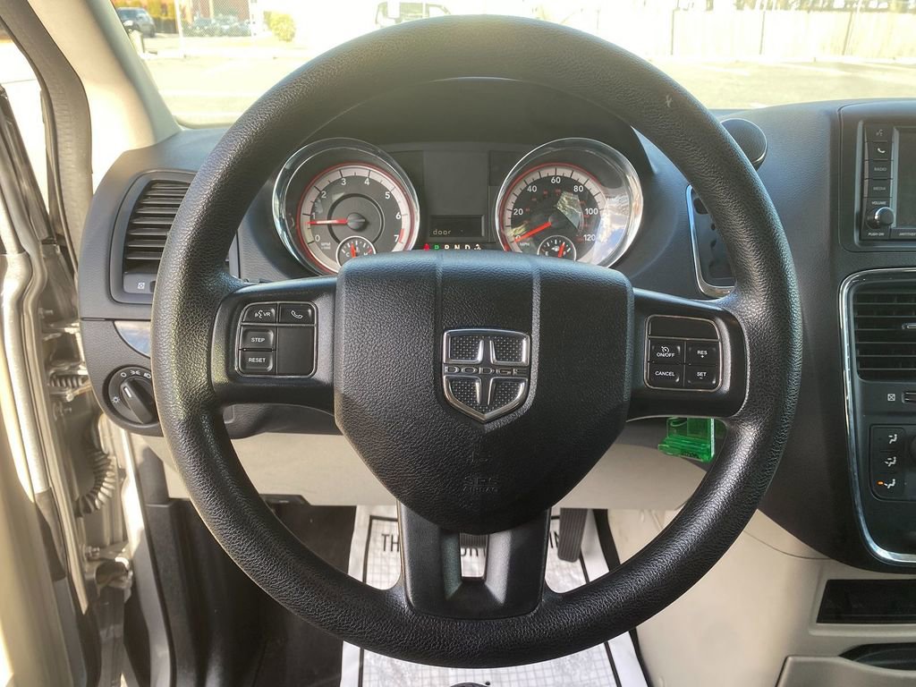 Used 2018 Dodge Grand Caravan SE w/ UConnect Hands-Free Group image 15