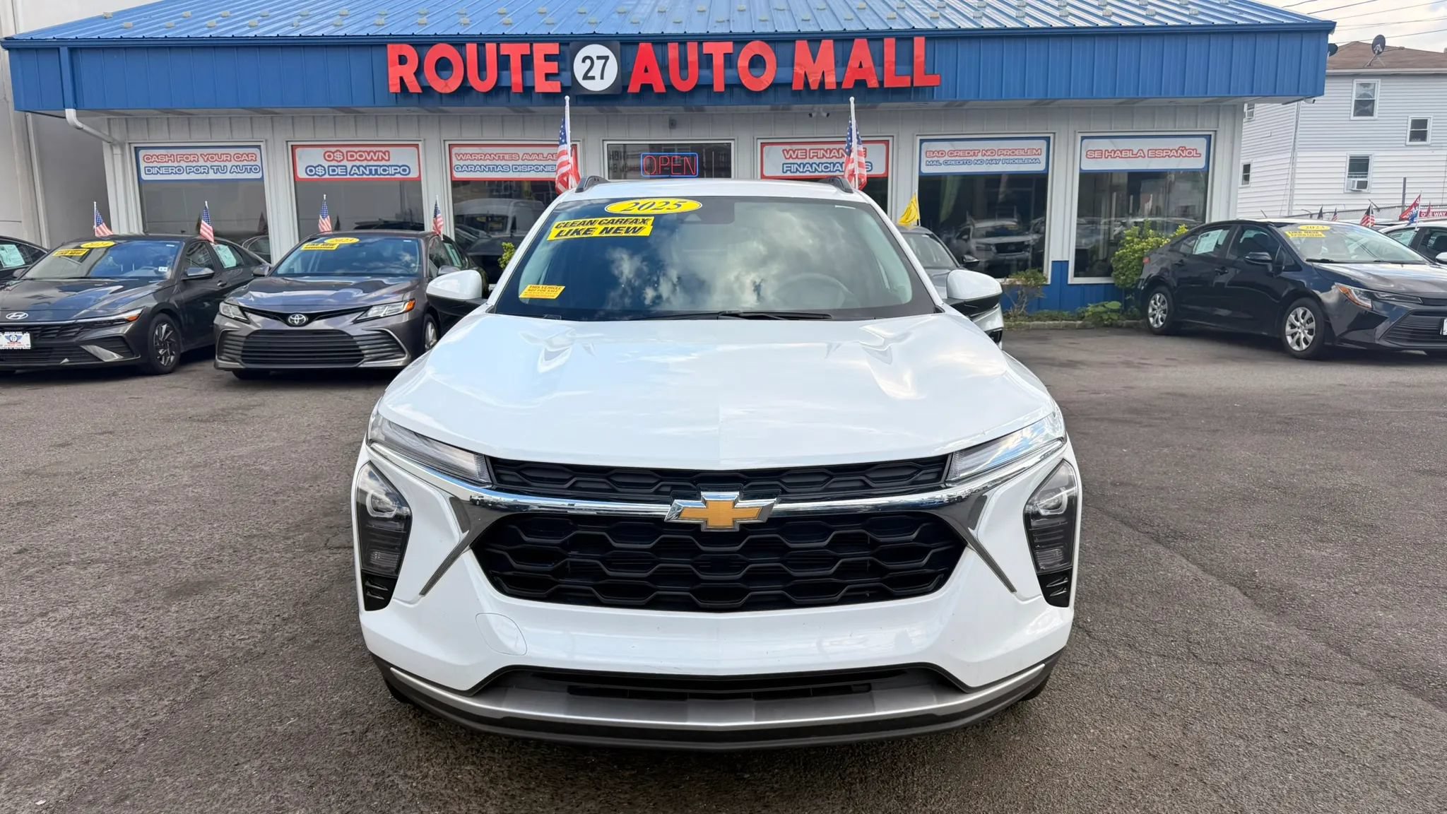 Used 2025 Chevrolet Trax LT FWD image 3