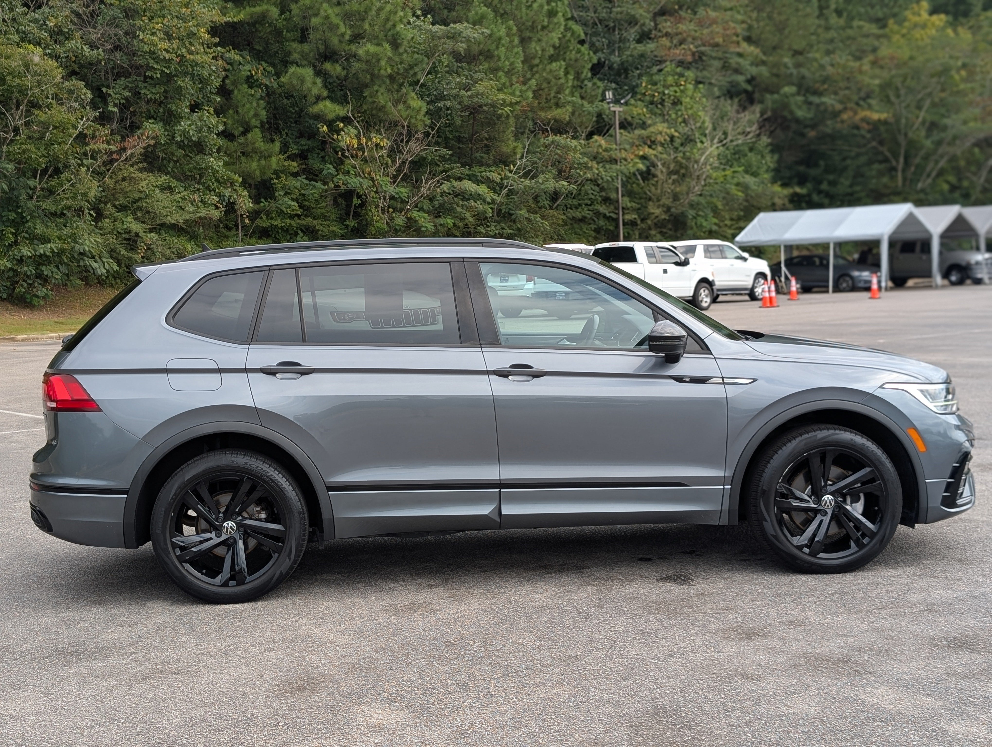 Used 2023 Volkswagen Tiguan SE R-Line AWD/4WD image 10