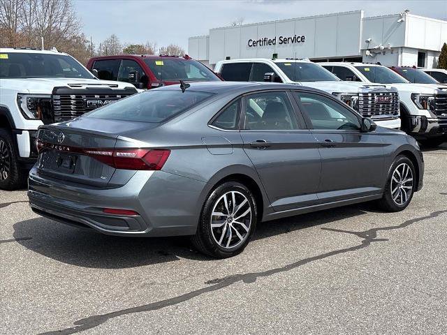 Used 2025 Volkswagen Jetta SE FWD image 2