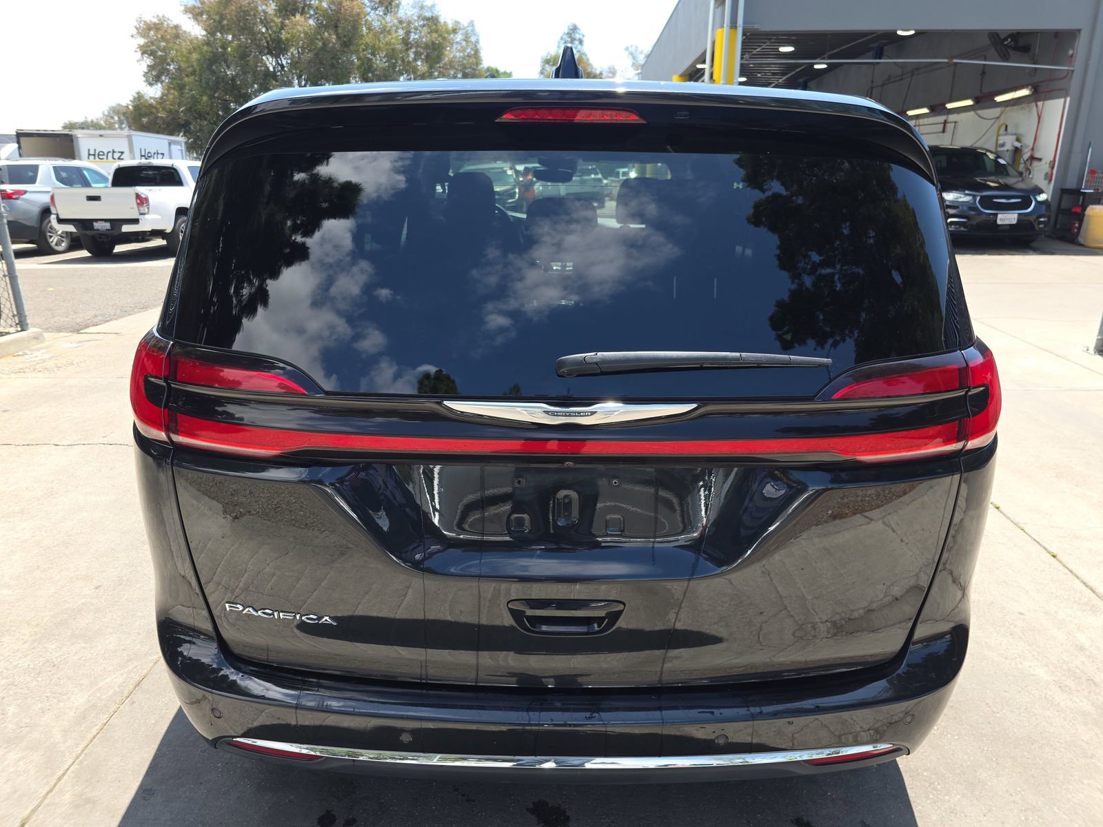 Used 2023 Chrysler Pacifica Touring FWD image 8