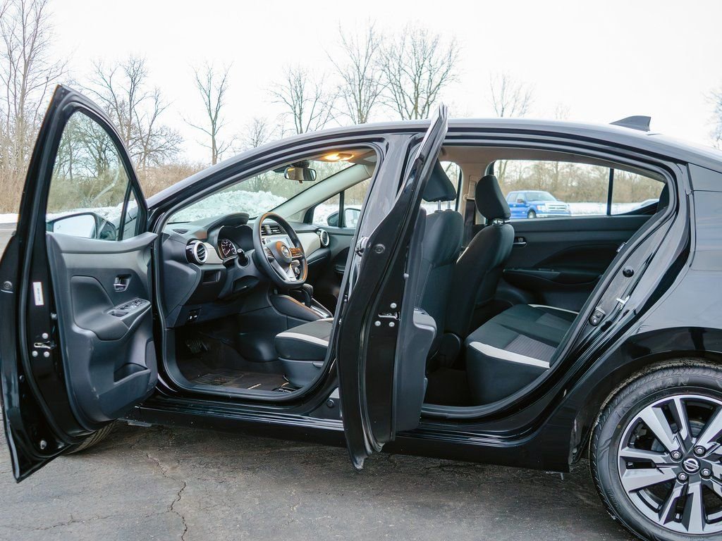 Used 2022 Nissan Versa SV image 7