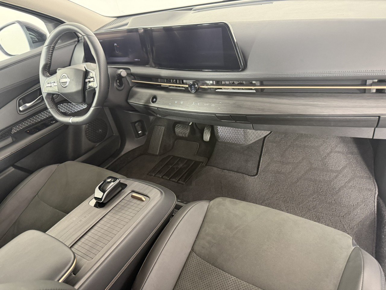 Used 2023 Nissan Ariya FWD image 11