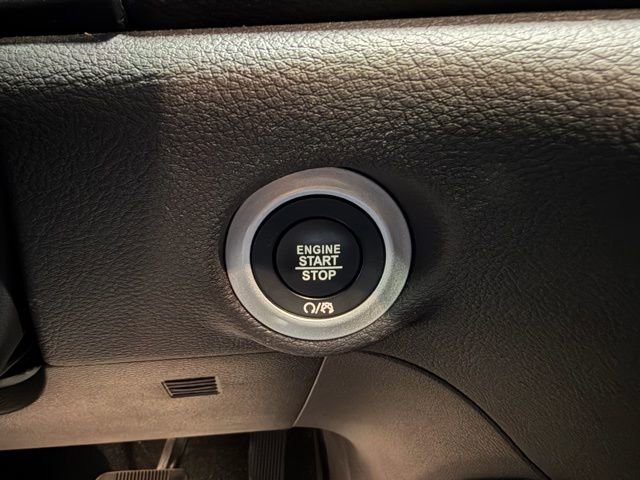 Used 2025 Chrysler Pacifica Limited image 43