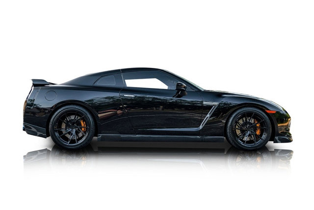 Used 2010 Nissan GT-R Premium AWD/4WD image 2