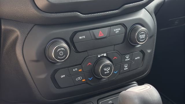 Used 2020 Jeep Renegade Latitude w/ Cold Weather Group FWD image 16