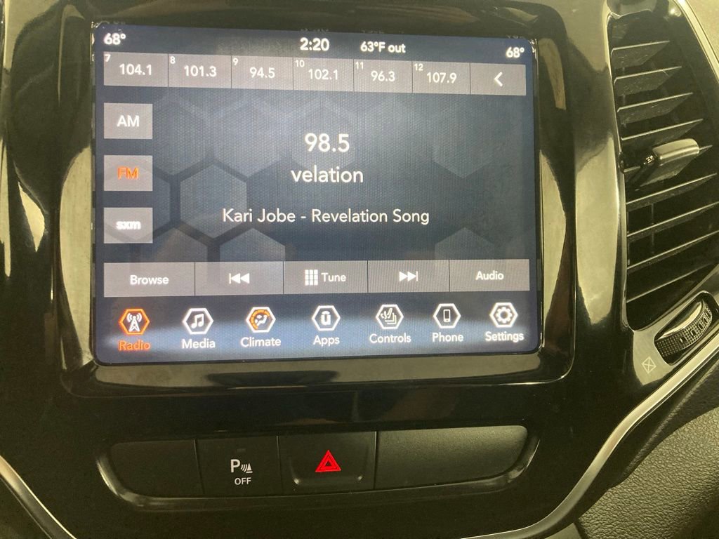 Used 2019 Jeep Cherokee Limited image 3