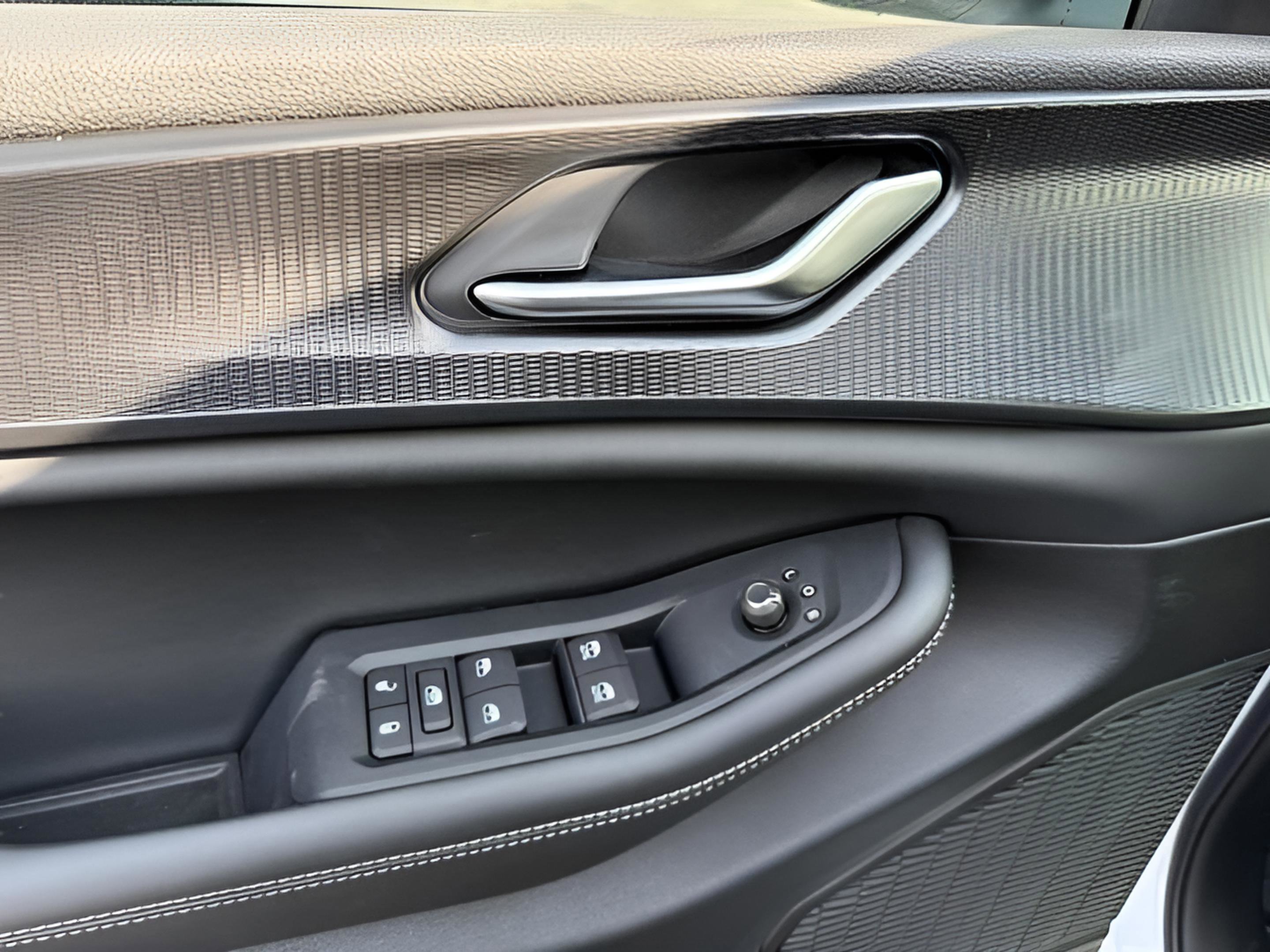 New 2025 Jeep Grand Cherokee L Laredo image 27