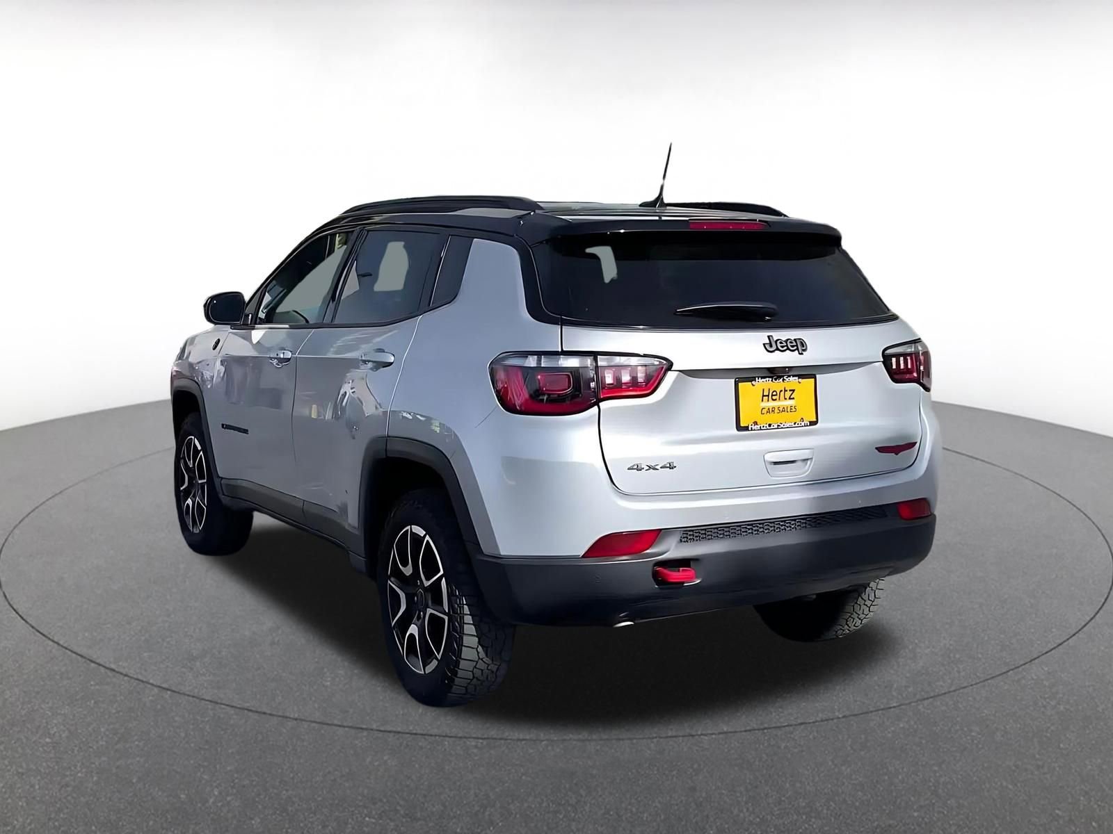 Used 2025 Jeep Compass Trailhawk image 11